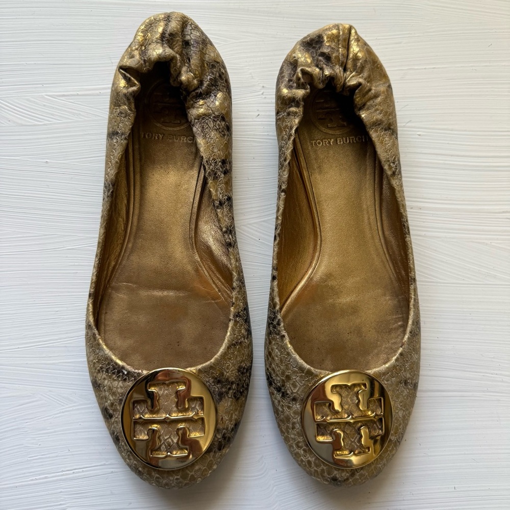 TORY BURCH REVA GOLDEN SNAKESKIN MEDALLION BALLET FLATS SZ 7.5 M PRE-OWNED